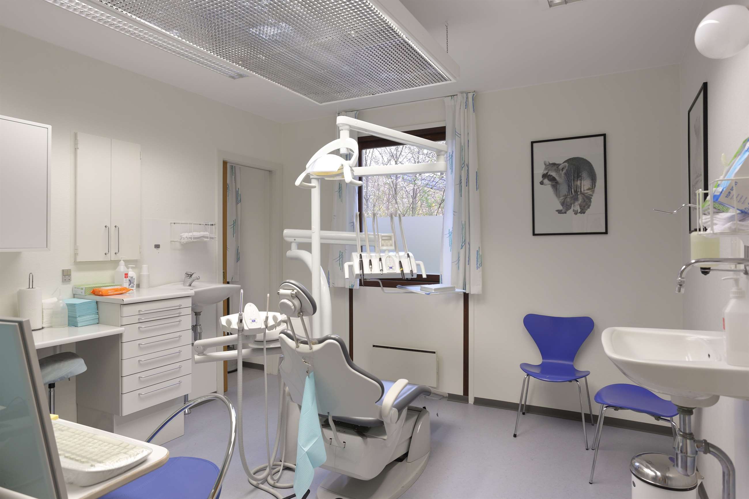 Tandklinik i Viby Sj. med tandlægestol, håndvask og udstyr